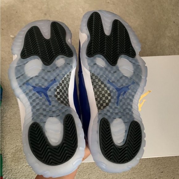 WMNS AIR JORDAN 11 RETRO LOW - Picture 2 of 3